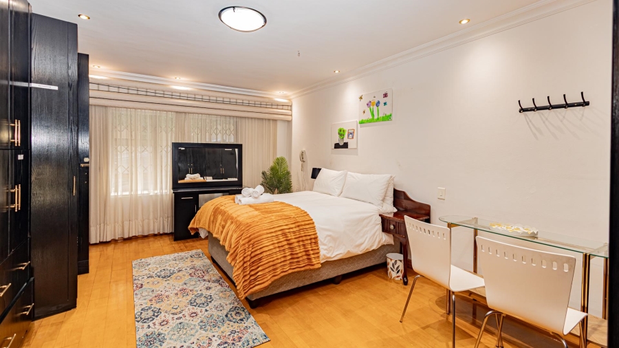 7 Bedroom Property for Sale in Plattekloof Western Cape